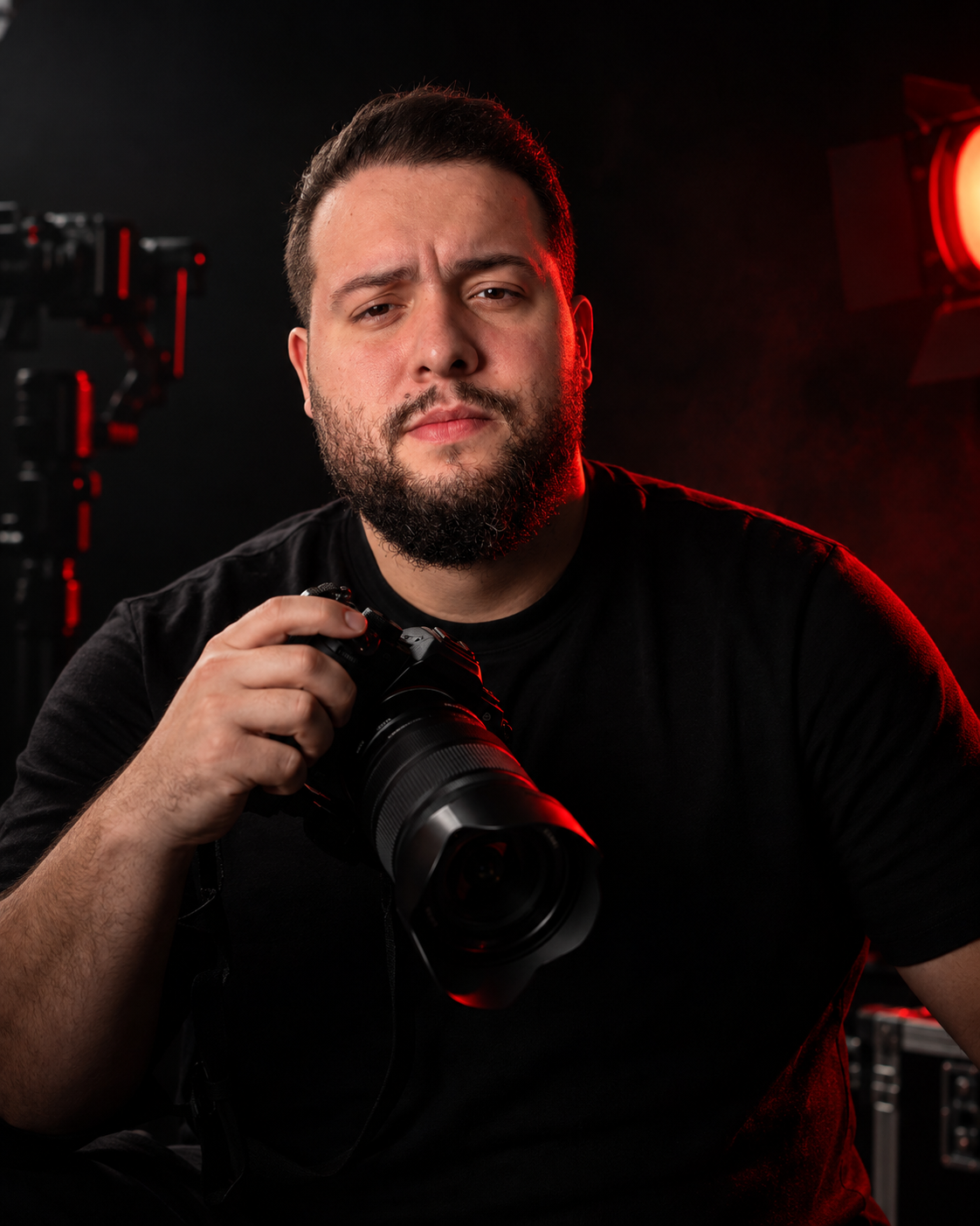 Daniel Bravo, photographe et vidéaste, avec son appareil en studio